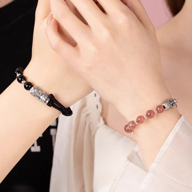 Bracelet tibétain Pi Xiu noir en obsidienne avec fil rouge et perles rose quartz, modèle Copa.