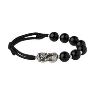 Bracelet tibétain noir avec perles d'obsidienne et breloque Pi Xiu en métal argenté sur fil réglable.