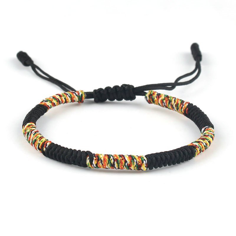 Bracelet tibétain en nylon noir avec fil rouge, jaune et vert, fermoir coulissant ajustable.