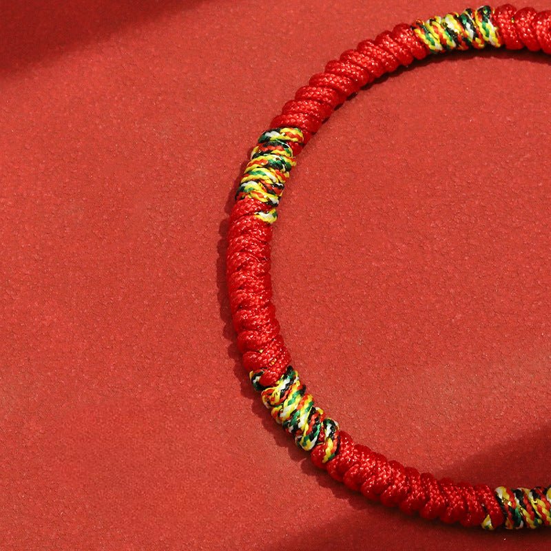 Bracelet tibétain en nylon fil rouge, détails colorés, style porte-bonheur, modèle Alimo.