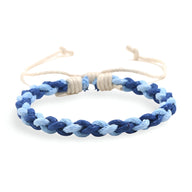 Bracelet tissé bicolore bleu clair et bleu marine avec nœuds ajustables en corde beige.