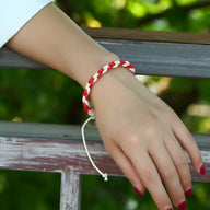 Bracelet tissé bi-colore rouge et blanc avec lien ajustable, style unisexe, modèle Kaelan.