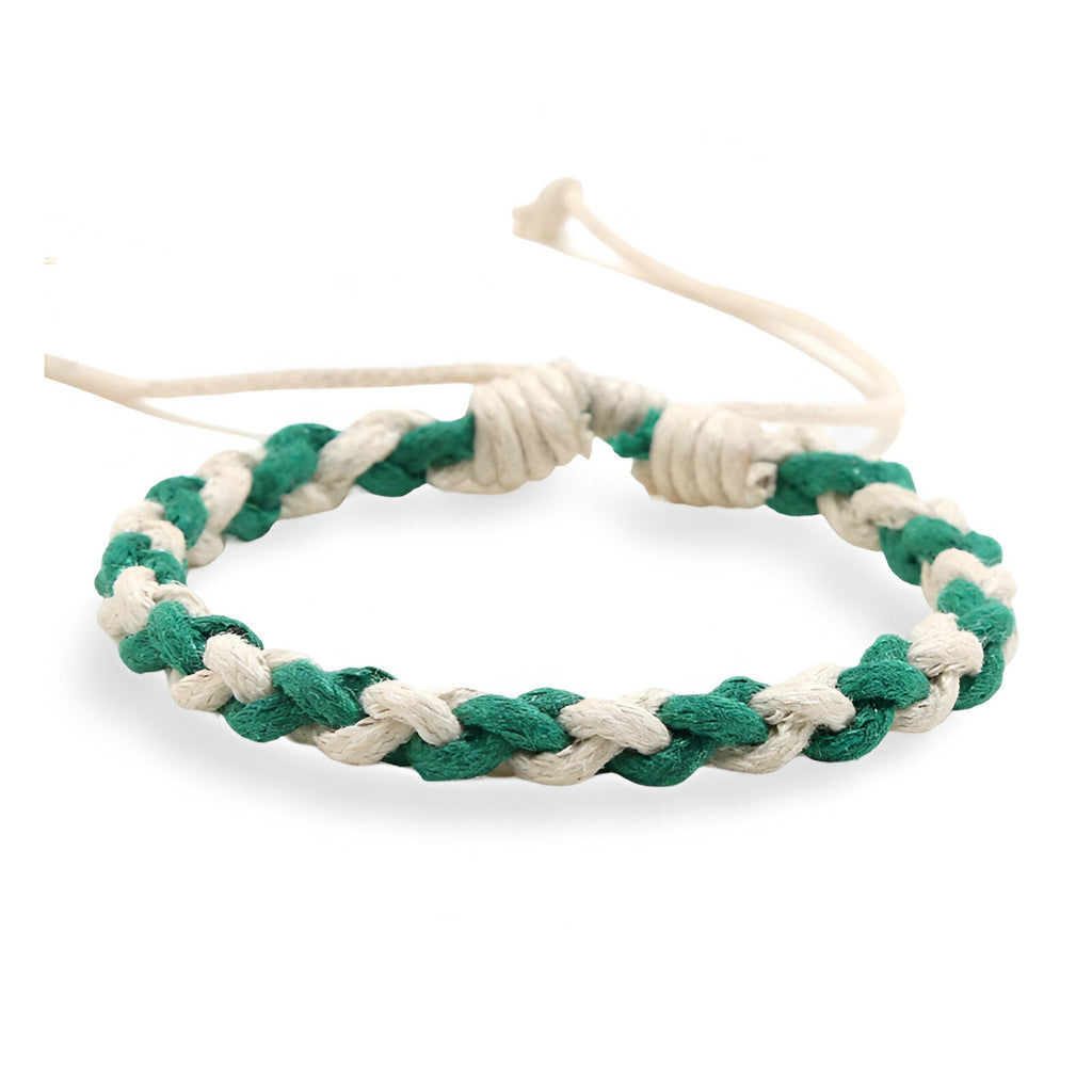 Bracelet tissé bi-colore vert et blanc ajustable avec nouages décoratifs.
