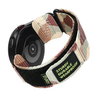 Bracelet nylon camouflage beige et marron avec fermoir velcro noir pour montre connectée Samsung Galaxy Watch.