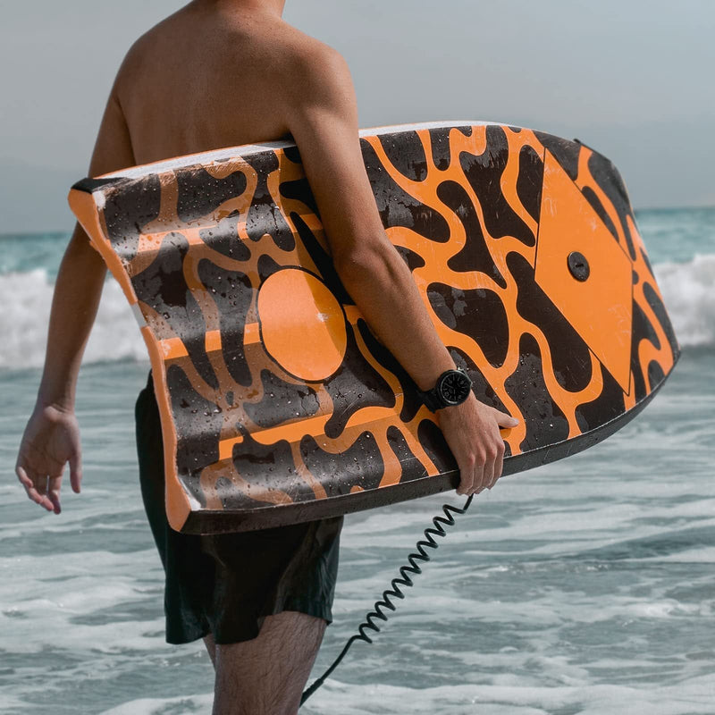 Bracelet Trail Edition en nylon noir avec fermoir velcro porté sur poignet homme près de la mer.