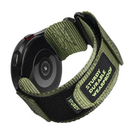 Bracelet en nylon vert olive avec fermoir velcro noir et étiquette "Sturdy Durable Wearproof" pour montre connectée.