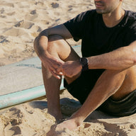 Bracelet Trail Edition en nylon noir avec fermoir velcro porté sur montre connectée Samsung Galaxy Watch, style sportif.