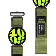 Bracelet en nylon vert olive avec fermoir velcro et étiquette noire pour Samsung Galaxy Watch.