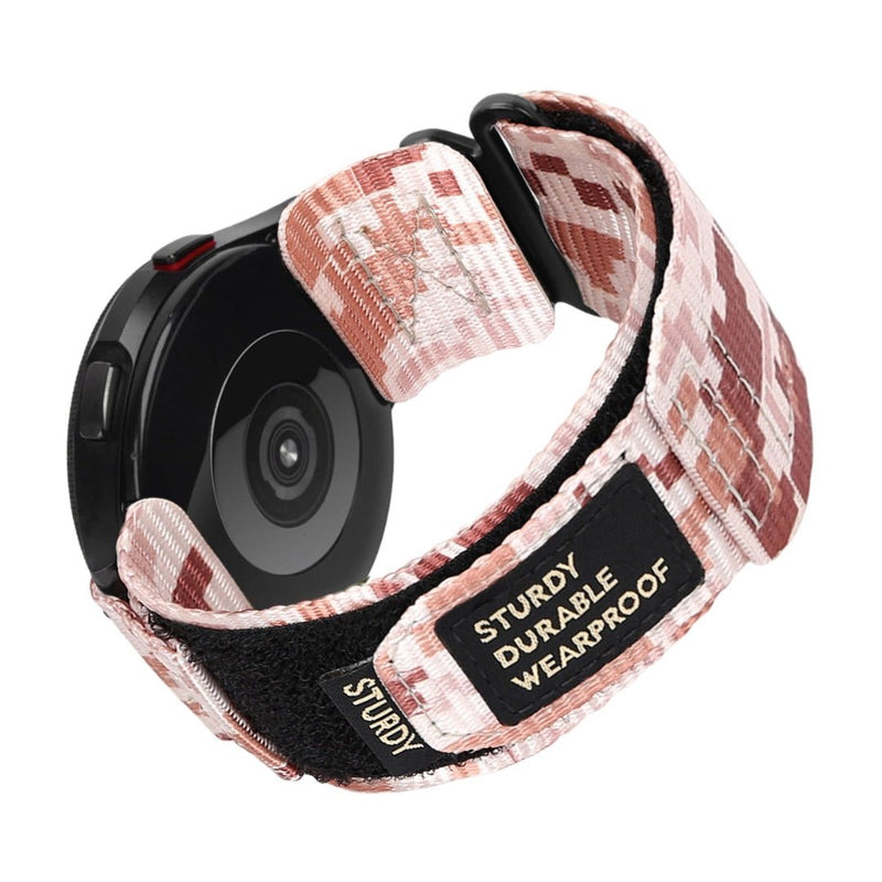 Bracelet Trail Edition en nylon rose camouflage avec fermoir velcro noir pour montre connectée Samsung Galaxy Watch.