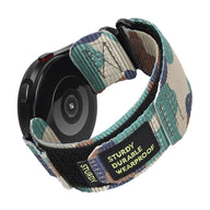 Bracelet en nylon camouflage vert et beige avec fermoir velcro noir pour montre connectée Samsung Galaxy Watch.