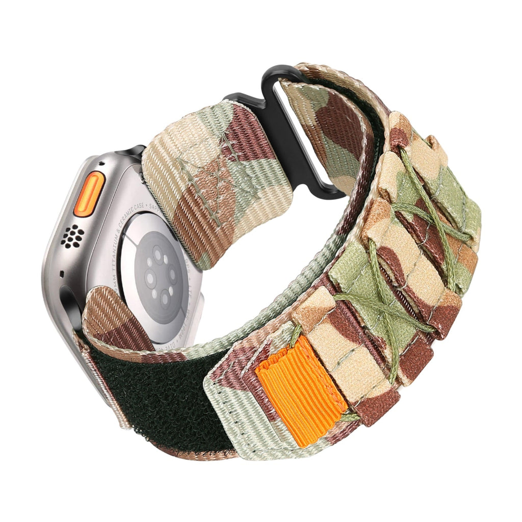 Bracelet Apple Watch en nylon camouflage avec nœuds tactiques et fermeture velcro orange.