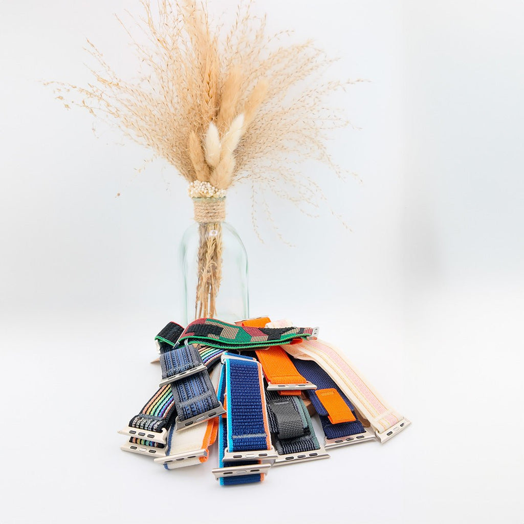 Bracelets Apple Watch en nylon multicolores avec fermeture velcro, styles variés et robustes.