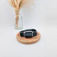 Bracelet Apple Watch Trail Edition en nylon noir avec fermeture velcro, boucle métal argenté.