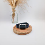 Bracelet Apple Watch en nylon noir tissé avec fermeture velcro réglable, design robuste et élégant.