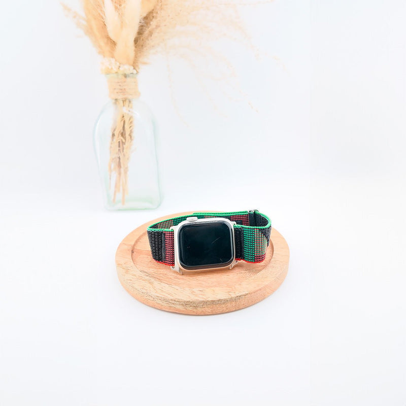 Bracelet pour Apple Watch en nylon noir et vert avec fermeture velcro rouge, style sportif et robuste.