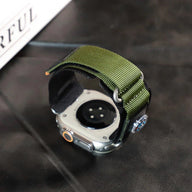 Bracelet tactique en nylon kaki avec boussole intégrée pour Apple Watch, ajustable.