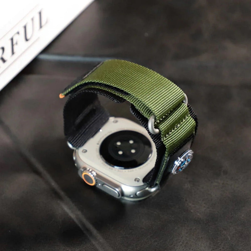 Bracelet tactique en nylon kaki avec boussole intégrée pour Apple Watch, ajustable.