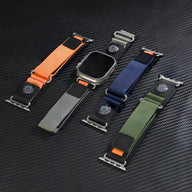 Quatre bracelets tactiques en nylon pour Apple Watch, couleurs orange, gris, bleu marine et kaki, avec boussoles intégrées.