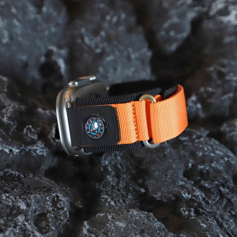 Bracelet tactique orange en nylon avec boussole intégrée, ajustable pour Apple Watch.