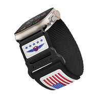 Bracelet Apple Watch en nylon noir avec patch drapeau américain et logo modèle Vino ajustable.