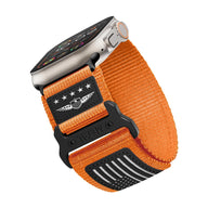 Bracelet Apple Watch en nylon orange avec boucle noire et détail drapeau américain brodé.