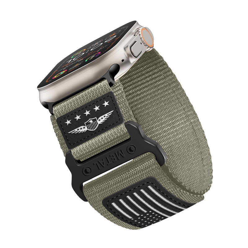 Bracelet Apple Watch en nylon kaki avec boucle noire et motif drapeau américain ajustable.