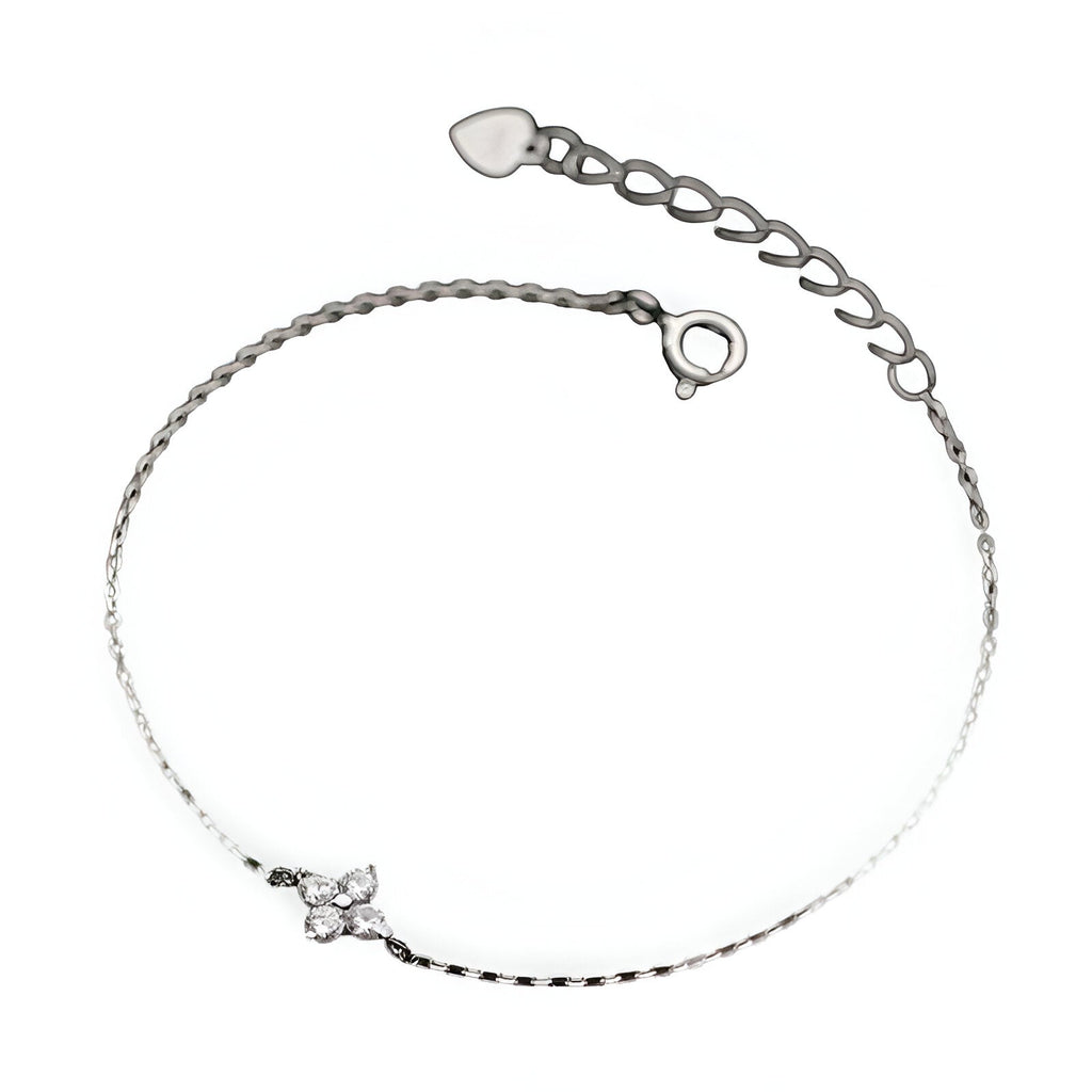 Bracelet fin en argent avec pendentif trèfle à 4 feuilles orné de petits cristaux scintillants.