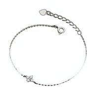 Bracelet fin en argent avec pendentif trèfle à 4 feuilles orné de petits cristaux scintillants.