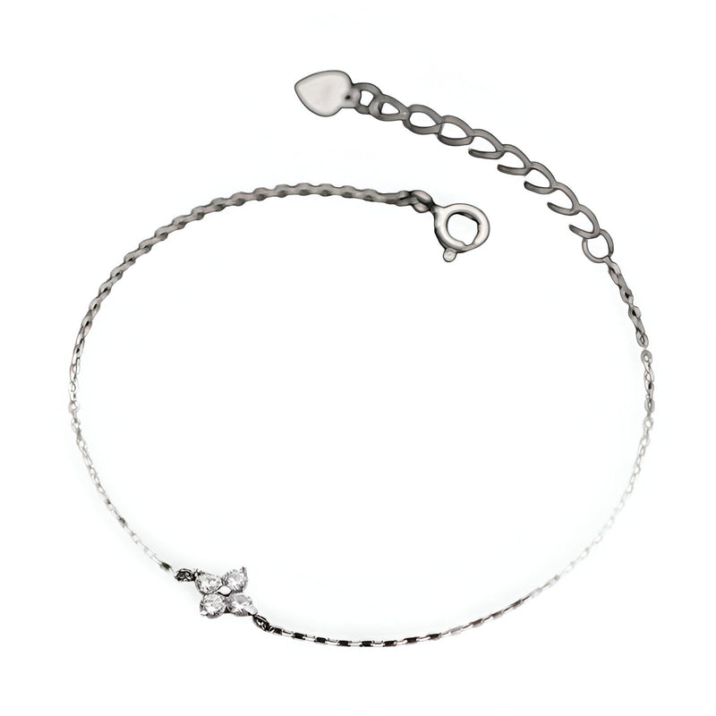 Bracelet fin en argent avec pendentif trèfle à 4 feuilles orné de petits cristaux scintillants.