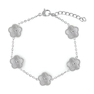 Bracelet en acier inoxydable argenté avec cinq trèfles à cinq feuilles et maillons délicats.