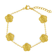 Bracelet fin en acier inoxydable doré avec cinq motifs de trèfle à cinq feuilles en relief.