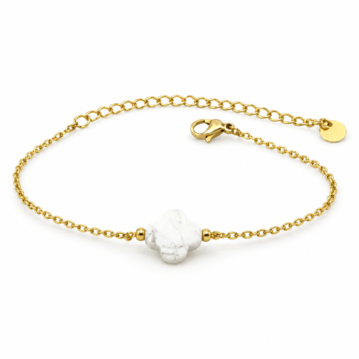 Packshot studio bracelet Bracelet trèfle en pierre naturelle, chaîne dorée fine, charme porte-bonheur féminin, réglable, modèle Idicia — Howlite, vue frontale basse, fond blanc pur, détails verrouillés