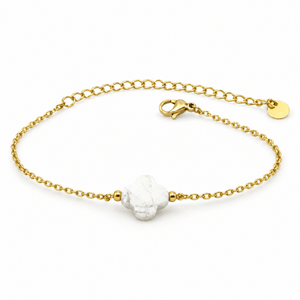 Packshot studio bracelet Bracelet trèfle en pierre naturelle, chaîne dorée fine, charme porte-bonheur féminin, réglable, modèle Idicia — Howlite, vue frontale basse, fond blanc pur, détails verrouillés