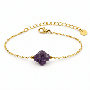 Packshot studio bracelet Bracelet trèfle en pierre naturelle, chaîne dorée fine, charme porte-bonheur féminin, réglable, modèle Idicia — Améthyste, vue frontale basse, fond blanc pur, détails verrouillés