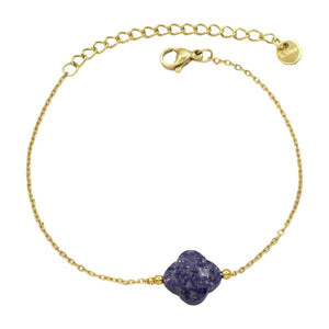 Bracelet fin doré avec pendentif trèfle en pierre naturelle violette, chaîne réglable.