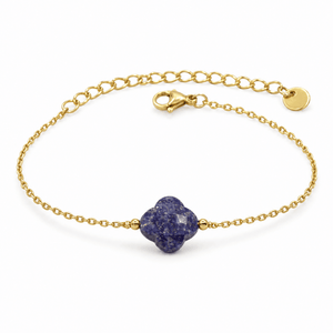 Packshot studio bracelet Bracelet trèfle en pierre naturelle, chaîne dorée fine, charme porte-bonheur féminin, réglable, modèle Idicia — Lapis lazuli, vue frontale basse, fond blanc pur, détails verrouillés
