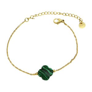 Bracelet fin en chaîne dorée avec pendentif trèfle en pierre naturelle verte, réglable avec fermoir mousqueton.