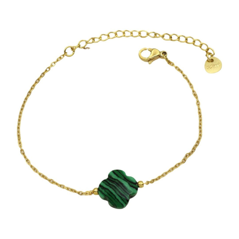 Bracelet fin en chaîne dorée avec pendentif trèfle en pierre naturelle verte, réglable avec fermoir mousqueton.