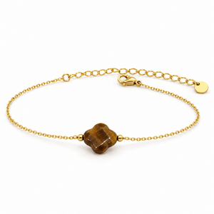 Packshot studio bracelet Bracelet trèfle en pierre naturelle, chaîne dorée fine, charme porte-bonheur féminin, réglable, modèle Idicia — Oeil de tigre, vue frontale basse, fond blanc pur, détails verrouillés
