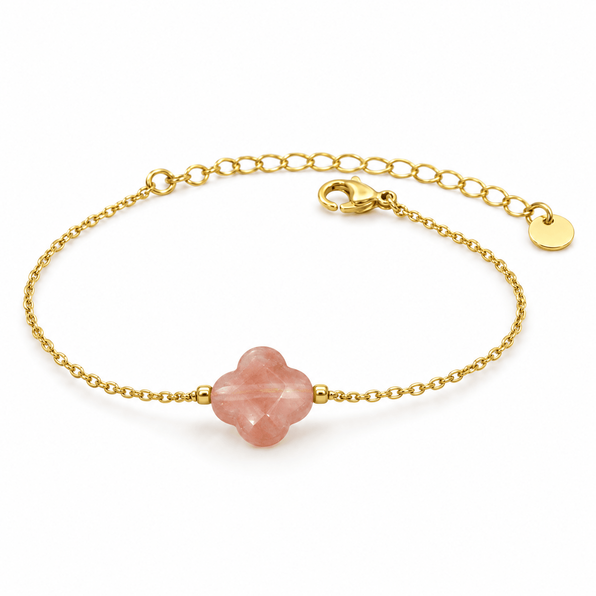 Packshot studio bracelet Bracelet trèfle en pierre naturelle, chaîne dorée fine, charme porte-bonheur féminin, réglable, modèle Idicia — Quartz rose, vue frontale basse, fond blanc pur, détails verrouillés