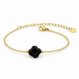 Packshot studio bracelet Bracelet trèfle en pierre naturelle, chaîne dorée fine, charme porte-bonheur féminin, réglable, modèle Idicia — Onyx, vue frontale basse, fond blanc pur, détails verrouillés