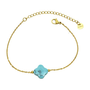 Bracelet fin doré avec chaîne réglable et pendentif trèfle en pierre bleue naturelle.