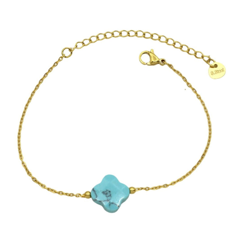 Bracelet fin doré avec chaîne réglable et pendentif trèfle en pierre bleue naturelle.