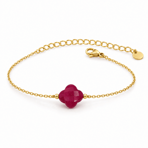 Packshot studio bracelet Bracelet trèfle en pierre naturelle, chaîne dorée fine, charme porte-bonheur féminin, réglable, modèle Idicia — Agate rouge, vue frontale basse, fond blanc pur, détails verrouillés