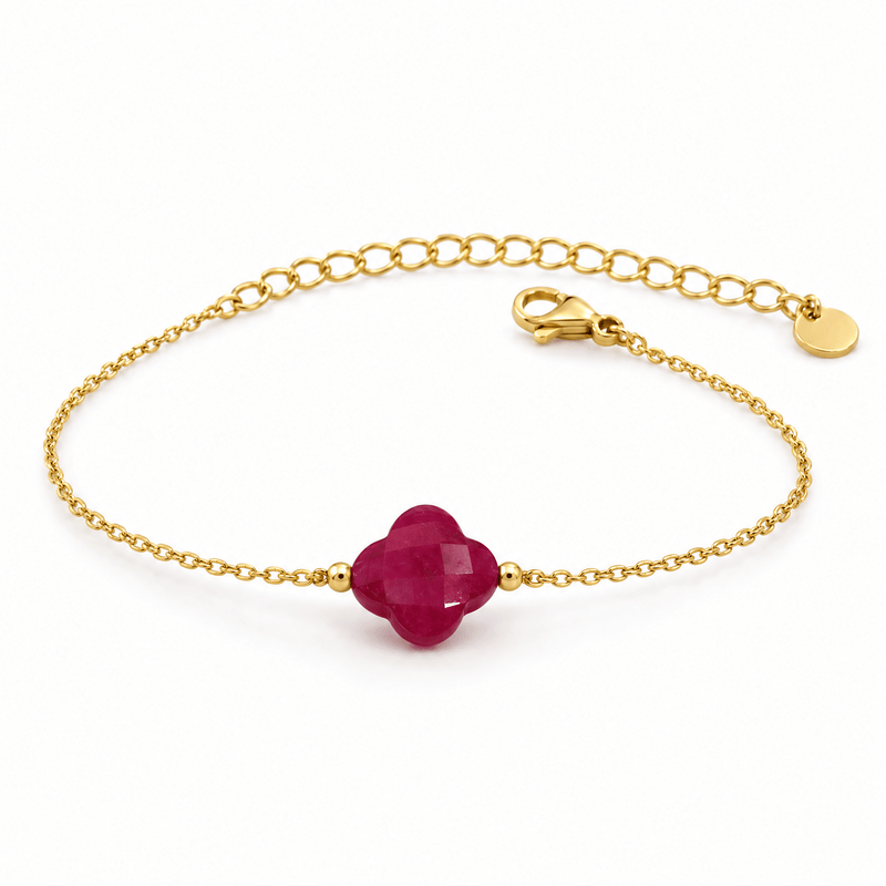 Packshot studio bracelet Bracelet trèfle en pierre naturelle, chaîne dorée fine, charme porte-bonheur féminin, réglable, modèle Idicia — Agate rouge, vue frontale basse, fond blanc pur, détails verrouillés