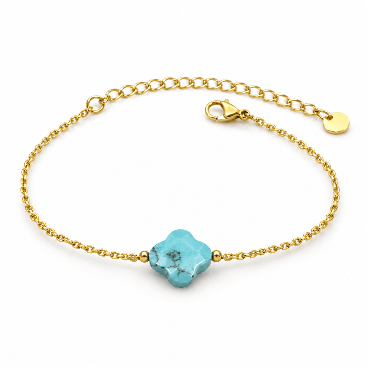 Packshot studio bracelet Bracelet trèfle en pierre naturelle, chaîne dorée fine, charme porte-bonheur féminin, réglable, modèle Idicia — Turquoise, vue frontale basse, fond blanc pur, détails verrouillés