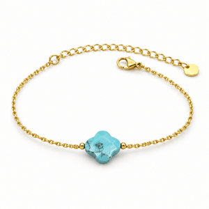 Packshot studio bracelet Bracelet trèfle en pierre naturelle, chaîne dorée fine, charme porte-bonheur féminin, réglable, modèle Idicia — Turquoise, vue frontale basse, fond blanc pur, détails verrouillés