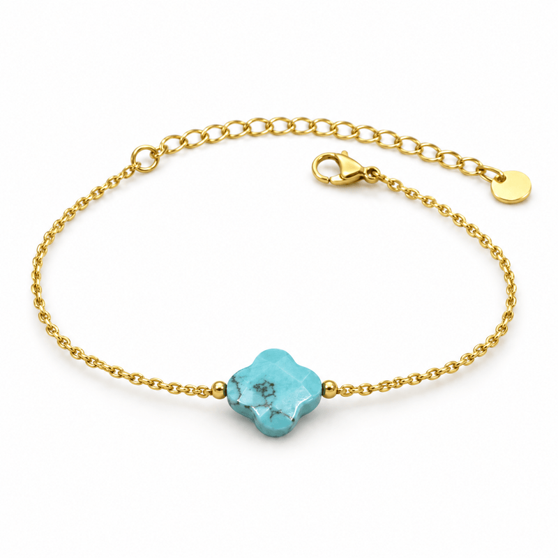 Packshot studio bracelet Bracelet trèfle en pierre naturelle, chaîne dorée fine, charme porte-bonheur féminin, réglable, modèle Idicia — Turquoise, vue frontale basse, fond blanc pur, détails verrouillés