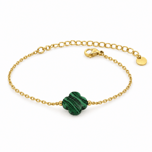 Packshot studio bracelet Bracelet trèfle en pierre naturelle, chaîne dorée fine, charme porte-bonheur féminin, réglable, modèle Idicia — Malachite, vue frontale basse, fond blanc pur, détails verrouillés