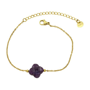 Bracelet fin en chaîne dorée avec pendentif trèfle en pierre naturelle violette, fermeture réglable.